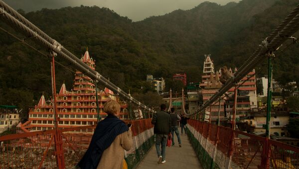 Lakshman Jhula, the famous hanging bridge over Ganges river, in India's Rishikesh town, a major tourist place and pilgrimage centre dedicated to Lord Shiva.  - Sputnik International