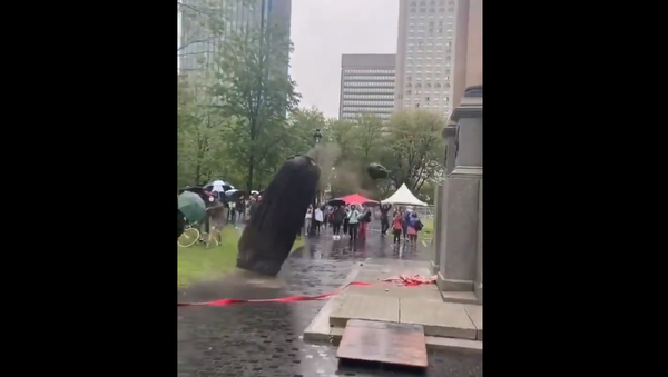 Screenshot from a video showing the toppling of the John A. Macdonald statue in Montreal, 29 August 2020 - Sputnik International