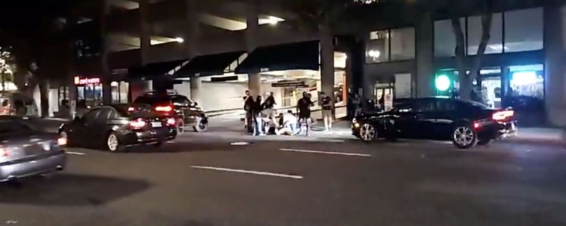 People surround a victim of a shooting in Portland, Oregon, U.S., August 29, 2020 in this screen grab obtained from a social media video. Justin Dunlap ? Democracy Field Trip/via REUTERS THIS IMAGE HAS BEEN SUPPLIED BY A THIRD PARTY. MANDATORY CREDIT. NO RESALES. NO ARCHIVES. - Sputnik International, 1920, 30.08.2020