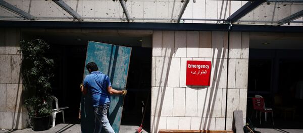 A man fixes damages at the Saint George Hospital University Medical Center, after a massive blast in Beirut's port area, Lebanon, August 11, 2020. - Sputnik International