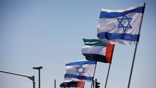 The national flags of Israel and the United Arab Emirates flutter along a highway following the agreement to formalize ties between the two countries, in Netanya, Israel August 17, 2020 - Sputnik International