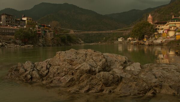 Lakshman Jhula, the famous hanging bridge over Ganges river, in India's Rishikesh town, a major tourist place and pilgrimage centre dedicated to Lord Shiva - Sputnik International