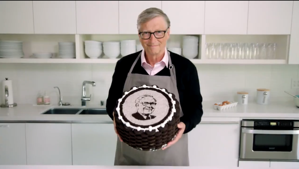 Screenshot from a video showing Bill Gates baking a cake for William Buffet - Sputnik International