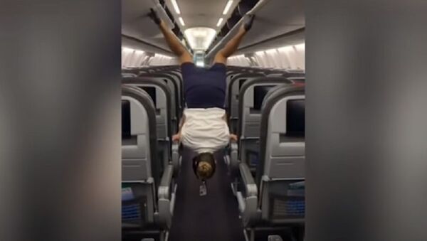 Flight attendant flips upside down to close overhead bins - Sputnik International