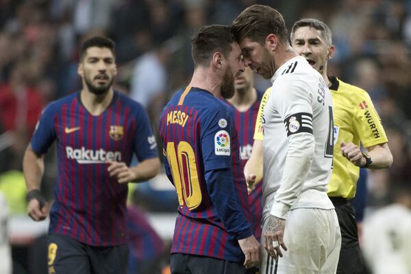 Barcelona's Argentinian forward Lionel Messi (2L) argues with Real Madrid's Spanish defender Sergio Ramos during the Spanish league football match between Real Madrid CF and FC Barcelona at the Santiago Bernabeu stadium in Madrid on March 2, 2019.  - Sputnik International