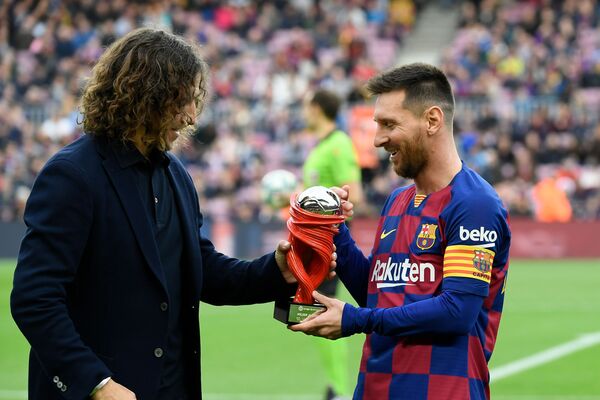 Barcelona's Argentine forward Lionel Messi (R) receives the Liga Best Month Player award from Barcelona's former player Carles Pujol (L) before the Spanish league football match FC Barcelona against Deportivo Alaves at the Camp Nou stadium in Barcelona on December 21, 2019.  - Sputnik International