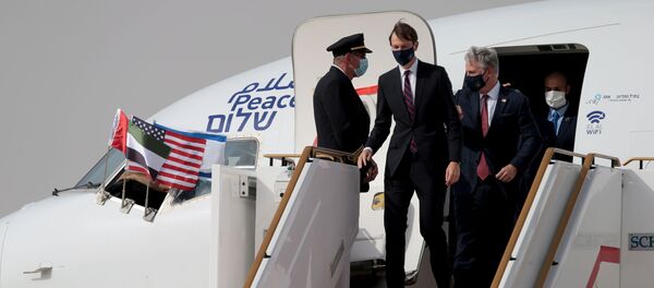 U.S. National Security Advisor Robert O'Brien and U.S. President's senior adviser Jared Kushner disembark a plane upon landing at Abu Dhabi International Airport, in Abu Dhabi, United Arab Emirates August 31, 2020 - Sputnik International