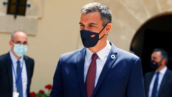 Spain's Prime Minister Pedro Sanchez wears a face mask after his traditional summer meeting with King Felipe at Marivent Palace in Palma de Mallorca, Spain, August 12, 2020. - Sputnik International