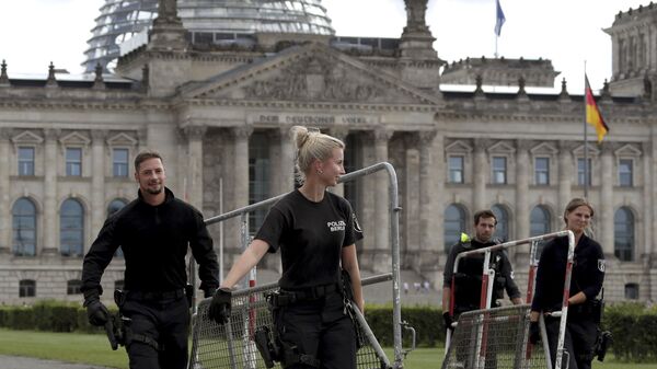Police officers carry crowd control barriers in front of the Reichstag building, home of the German federal parliament (Bundestag), in Berlin, Germany, Monday, Aug. 31, 2020.  - Sputnik International
