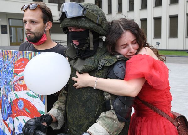 Protesters and a security officer in Minsk, Belarus. 14 August 2020 - Sputnik International