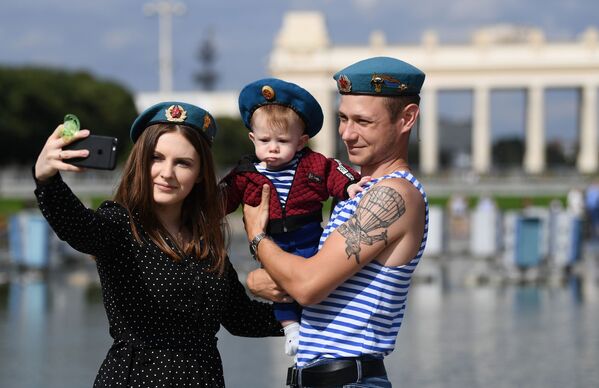 A paratrooper is taking selfie with his family on the Airborne Forces Day in the Gorky Park in Moscow. - Sputnik International