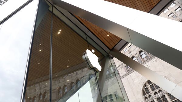 This photo shows an Apple logo on the facade of the downtown Brooklyn Apple store in New York on Saturday, March 14, 2020 - Sputnik International