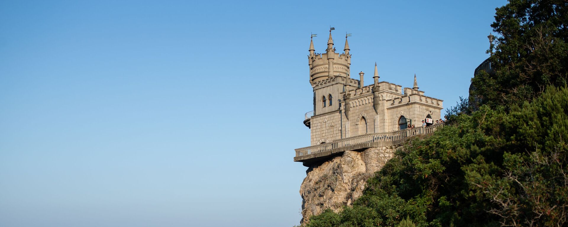 A vessel passes the Swallow's Nest castle overlooking the Black Sea outside Yalta, Crimea, Russia - Sputnik International, 1920, 23.12.2021