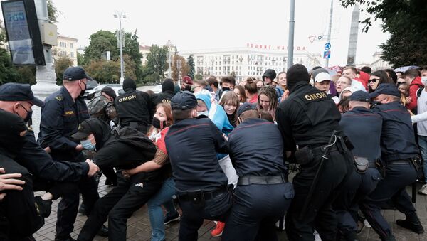Students scuffle with law enforcement officers during a protest against presidential election results in Minsk, Belarus September 1, 2020 - Sputnik International