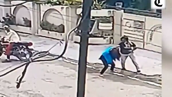 A video of a courageous 15-year-old girl Kusum Kumari who battled a cellphone snatcher in India's Jalandhar City is going viral on social media - Sputnik International