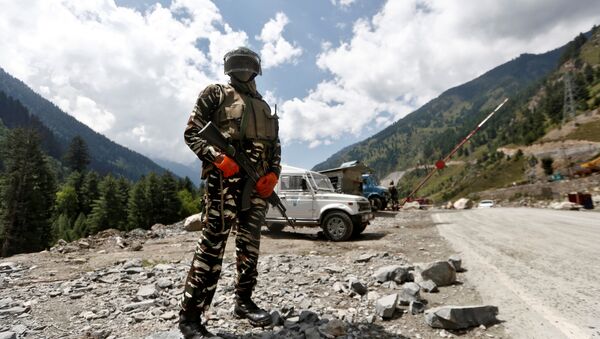 An Indian Central Reserve Police Force (CRPF) personnel stands guard at a checkpoint along a highway leading to Ladakh, at Gagangeer in Kashmir's Ganderbal district September 2, 2020 - Sputnik International