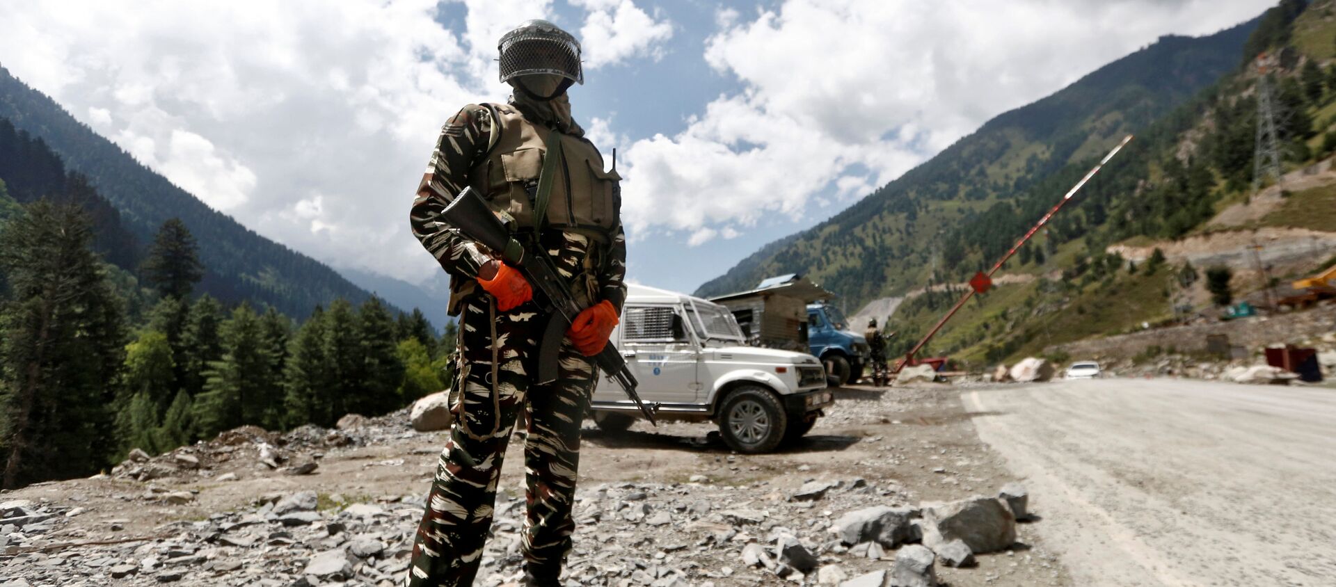An Indian Central Reserve Police Force (CRPF) personnel stands guard at a checkpoint along a highway leading to Ladakh, at Gagangeer in Kashmir's Ganderbal district September 2, 2020 - Sputnik International, 1920, 07.09.2020