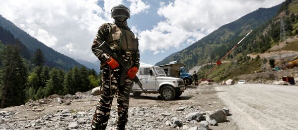 An Indian Central Reserve Police Force (CRPF) personnel stands guard at a checkpoint along a highway leading to Ladakh, at Gagangeer in Kashmir's Ganderbal district September 2, 2020 - Sputnik International