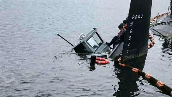 A Boomin Beaver-class minitug sinking after colliding with nuclear sub. Image from the internet. - Sputnik International