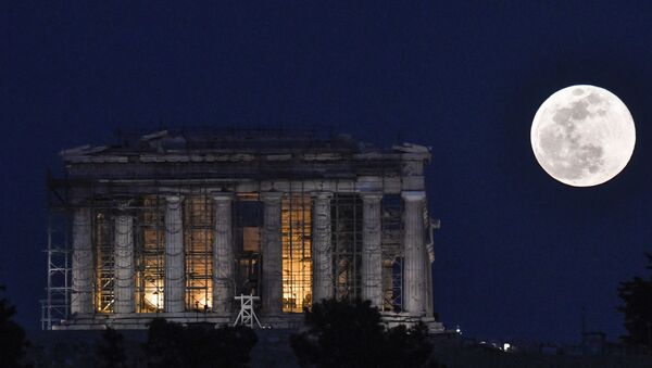 The Super Snow Moon rises next to the Parthenon Temple at the Acropolis archaeological site on February 19, 2019.  - Sputnik International