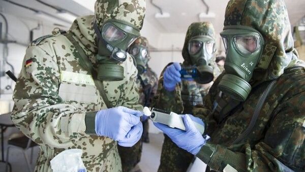German Bundeswehr soldiers from the CBRN (Chemical Biological Radiological Nuclear) Defence Battalion 750 use a chemical agent detector to identify a simulated chemical weapon agent. File photo. - Sputnik International