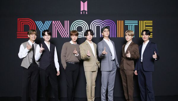 This handout photo taken in Seoul on September 2, 2020 and provided by Big Hit Entertainment shows K-pop group BTS members posing for a photo as they hold an online global media day.  - Sputnik International