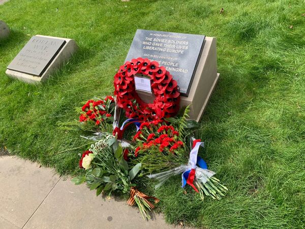 World War II Plaque to Red Army Soldiers Who Died in Leningrad Siege Unveiled in Manchester - Photos World War II Plaque to Red Army Soldiers Who Died in Leningrad Siege Unveiled in Manchester - Photos - Sputnik International