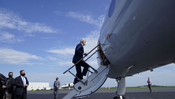 Joe Biden boarding a plane to Kenosha, Wisconsin on 3 September. - Sputnik International
