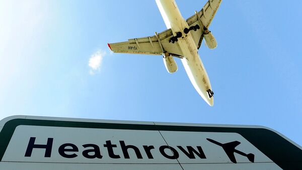 An aircraft comes in to land at Heathrow Airport in west London - Sputnik International