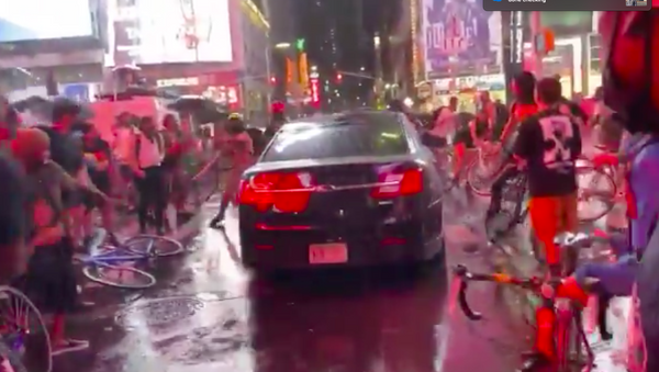 Car drives through protesters on Times Square, New York City, on 3 September - Sputnik International