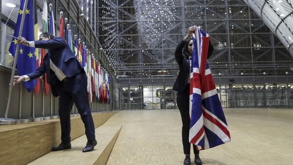 Members of protocol remove the Union flag from the atrium of the Europa building in Brussels, Friday, Jan. 31, 2020 - Sputnik International
