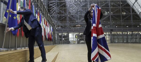 Members of protocol remove the Union flag from the atrium of the Europa building in Brussels, Friday, Jan. 31, 2020 - Sputnik International