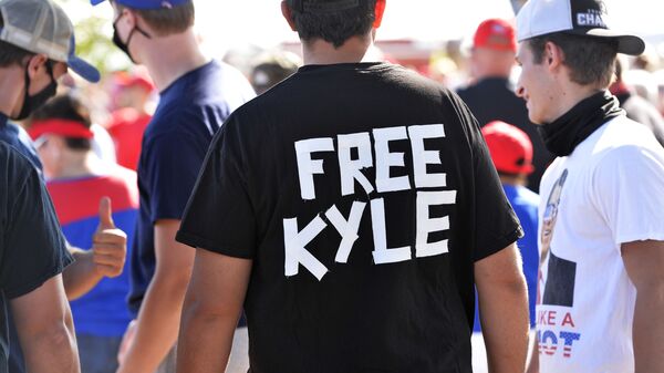 A man wears a shirt calling for freedom for Kyle Rittenhouse, 17, the man who allegedly shot protesters in Wisconsin, during a US President Donald Trump Campaign Rally, the day after the end of the Republican National Convention, at Manchester airport in Londonderry, New Hampshire on August 28, 2020 - Sputnik International