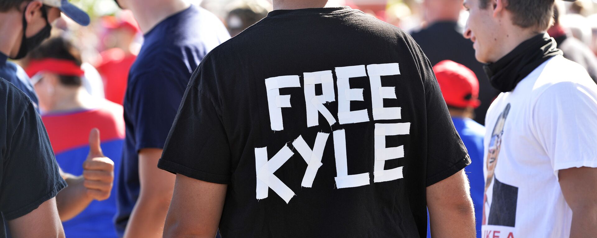 A man wears a shirt calling for freedom for Kyle Rittenhouse, 17, the man who allegedly shot protesters in Wisconsin, during a US President Donald Trump Campaign Rally, the day after the end of the Republican National Convention, at Manchester airport in Londonderry, New Hampshire on August 28, 2020 - Sputnik International, 1920, 04.09.2020