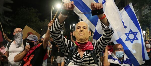 A protester wearing a mask depicting Israeli Prime Minister Benjamin Netanyahu attends a demonstration against the PM's alleged corruption and economic hardship stemming from lockdown during the coronavirus disease (COVID-19) crisis, near his residence in Jerusalem August 29, 2020 A protester wearing a mask depicting Israeli Prime Minister Benjamin Netanyahu attends a demonstration against the PM's alleged corruption and economic hardship stemming from lockdown during the coronavirus disease (COVID-19) crisis, near his residence in Jerusalem August 29, 2020 - Sputnik International