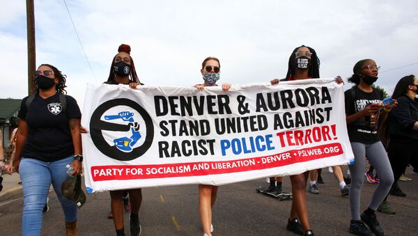 People march from Aurora to Denver to protest police violence in Colorado, U.S., August 30, 2020.  REUTERS/Kevin Mohatt - Sputnik International