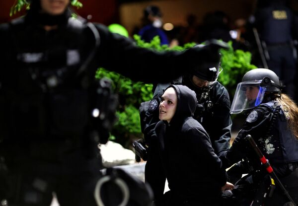 99 Days of Fire & Fury: Portland Police Make ‘Multiple Arrests’ Amid Violent Clashes With Protesters 99 Days of Fire & Fury: Portland Police Make ‘Multiple Arrests’ Amid Violent Clashes With Protesters - Sputnik International