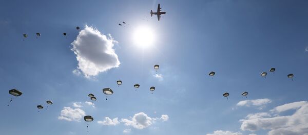 US Army paratroopers jump with parachutes from a Hercules C-130 military transport plane during Noble Partner 2020 multinational exercise, which involves servicemen from Georgia, the United States, the United Kingdom, Poland and France, at Vaziani military base outside Tbilisi, Georgia September 1, 2020. - Sputnik International