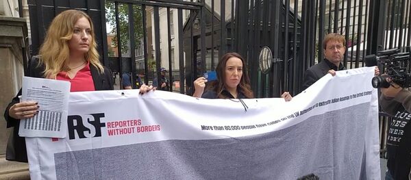 Rebecca Vincent and Stella Moris at Number 10 Downing Street holding up banner with signatures to petition on Julian Assange 7 Sept 2020 - Sputnik International