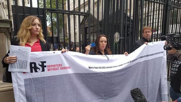 Rebecca Vincent and Stella Moris at Number 10 Downing Street holding up banner with signatures petitioning for Julian Assange on 7 Septemer 2020. - Sputnik International