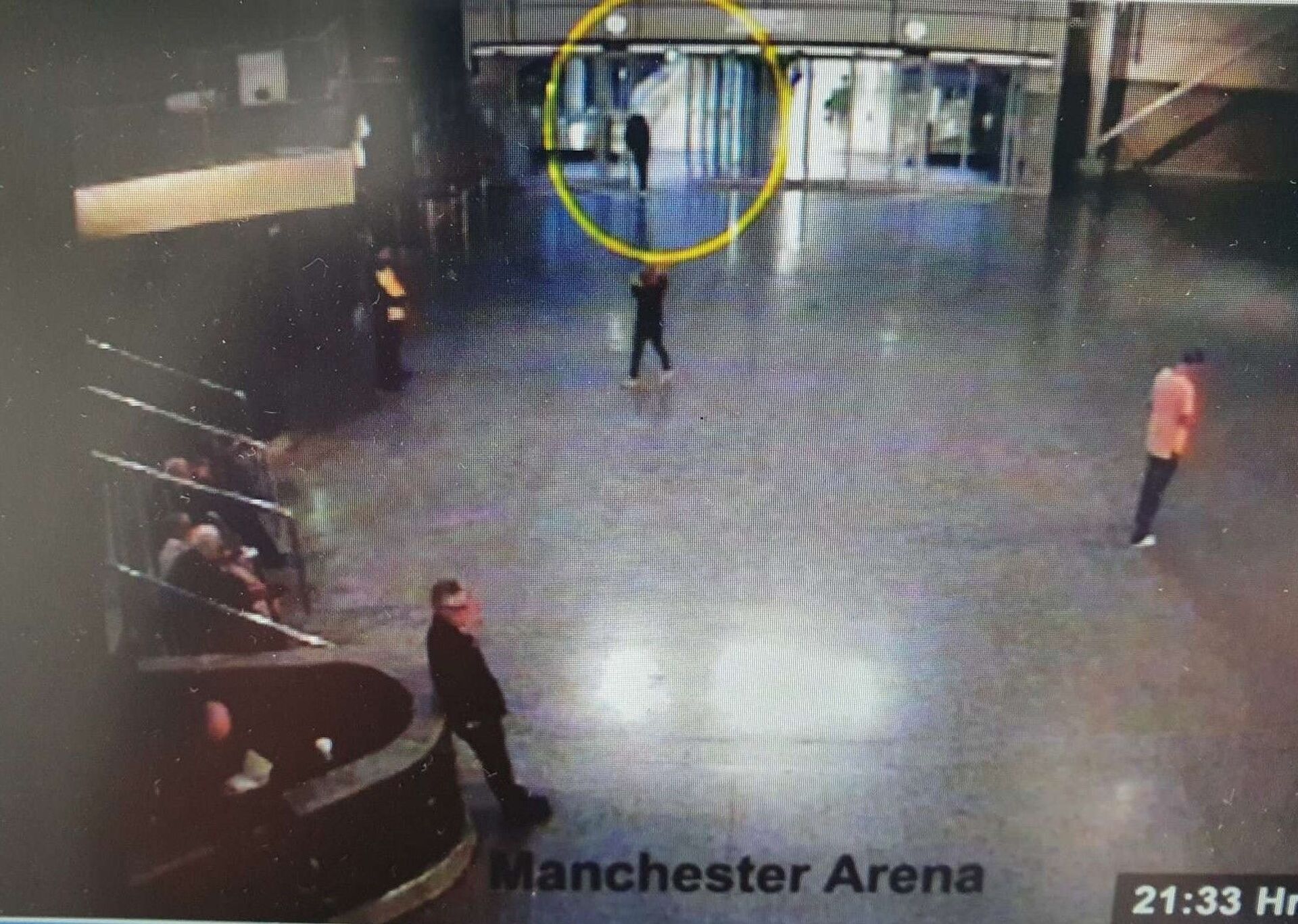Salman Abedi (circled) is seen entering the Manchester Arena foyer moments before the bombing - Sputnik International, 1920, 21.10.2021