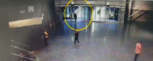 Salman Abedi (circled) is seen entering the Manchester Arena foyer moments before the bombing - Sputnik International