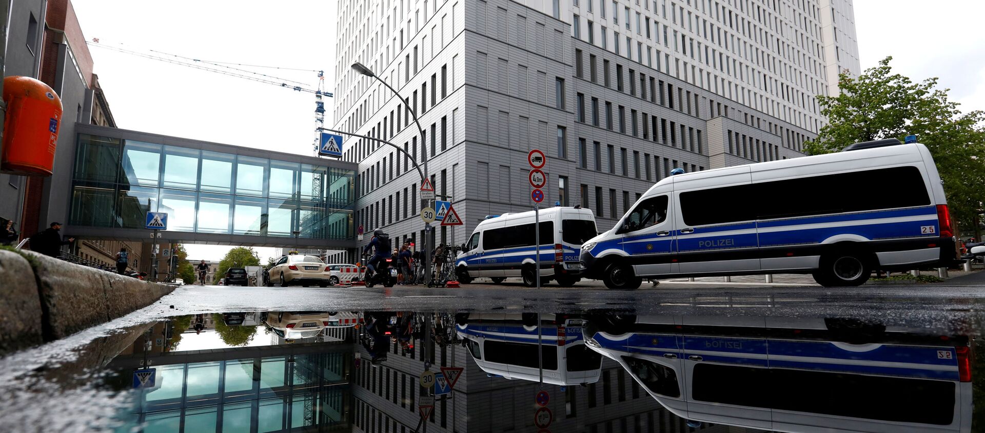 A view shows police vehicles outside the Charite Mitte Hospital Complex, where Russian opposition leader Alexei Navalny is receiving medical treatment, in Berlin, Germany August 24, 2020 - Sputnik International, 1920, 15.09.2020