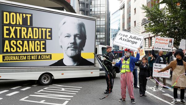Supporters of WikiLeaks founder Julian Assange are seen outside the Old Bailey, the Central Criminal Court ahead of a hearing to decide whether Assange should be extradited to the United States, in London, Britain September 7, 2020. REUTERS/Peter Nicholls - Sputnik International