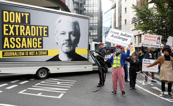 Julian Assange Reportedly Rapped by Judge After ‘This is Nonsense’ Outburst at Extradition Trial - Sputnik International