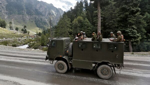 Indian army soldiers are seen atop a vehicle on a highway leading to Ladakh, at Gagangeer in Kashmir's Ganderbal district September 2, 2020. - Sputnik International
