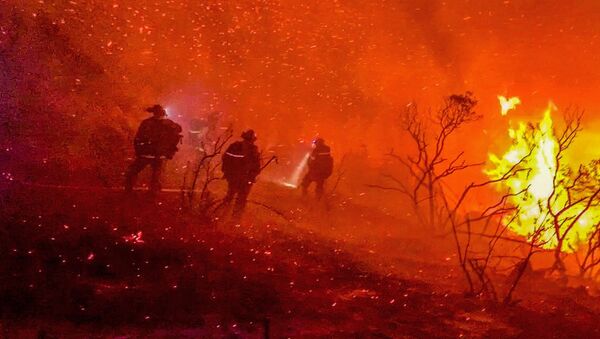 Firefighters work to extinguish a fire in Alpine, California, U.S., September 6, 2020, in this picture obtained from social media. Picture taken September 6, 2020. - Sputnik International