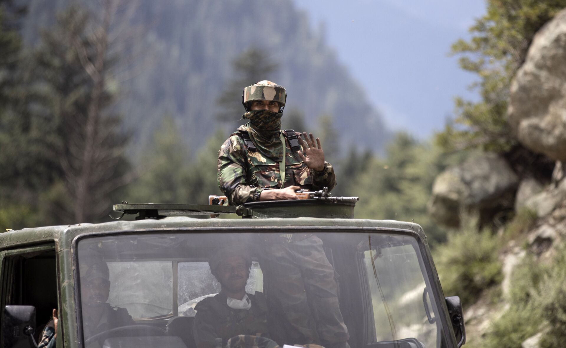An Indian army soldier keeps guard on top of his vehicle as their convoy moves on the Srinagar- Ladakh highway at Gagangeer, northeast of Srinagar, Indian-controlled Kashmir, Tuesday, Sept. 1, 2020 - Sputnik International, 1920, 03.10.2021