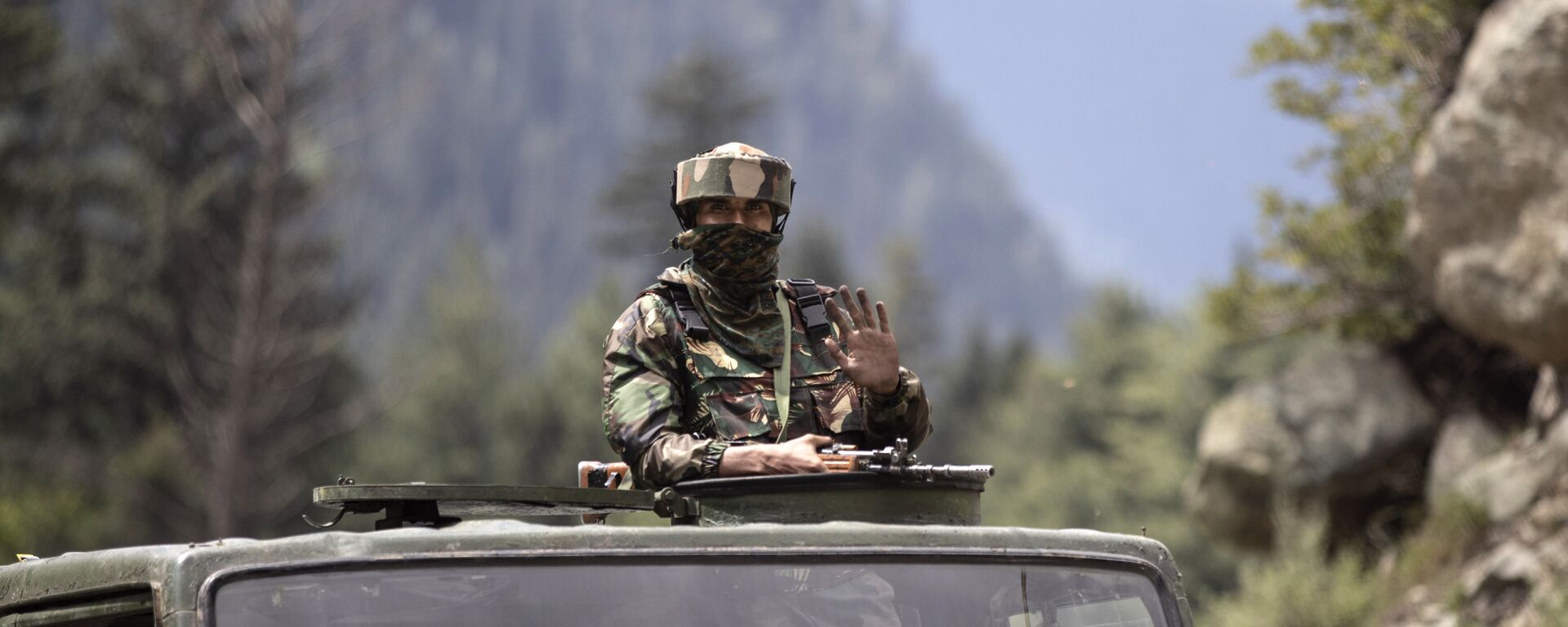 An Indian army soldier keeps guard on top of his vehicle as their convoy moves on the Srinagar- Ladakh highway at Gagangeer, northeast of Srinagar, Indian-controlled Kashmir, Tuesday, Sept. 1, 2020 - Sputnik International, 1920, 21.10.2021