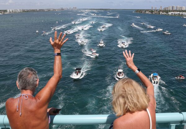 People wave as boaters show their support for President Donald Trump during a parade down the Intracoastal Waterway to just off the shore of President Trump's home at Mar-a-Lago on September 07, 2020 in West Palm Beach, Florida.  - Sputnik International